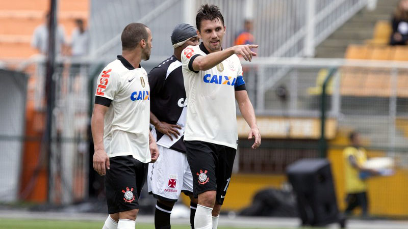 Guilherme e Paulo Andr&eacute; conversam: mais um jogo ruim do Corinthians (Foto: Daniel Augusto Jr./Ag&ecirc;ncia Corinthians)
