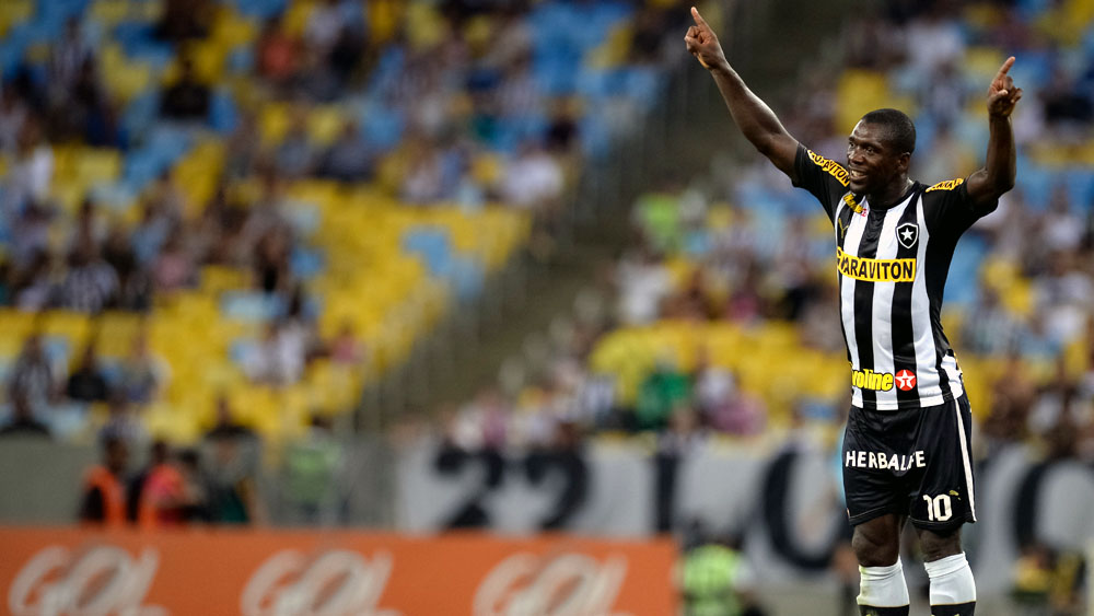 Seedorf orienta o time: camisa 10 jogou muita bola contra o Atl&eacute;tico Paranaense (Foto: Jorge Rodrigues - Eleven)