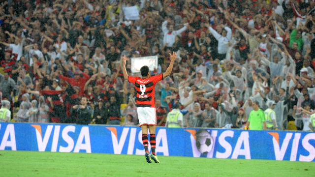 Hernane comemora seu gol contra o Goi&aacute;s (Foto: Flamengo)