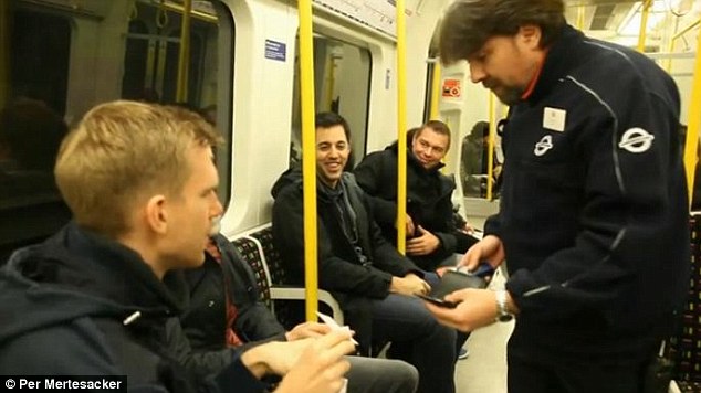 Alguns passageiros aproveitaram para pedir aut&oacute;grafos