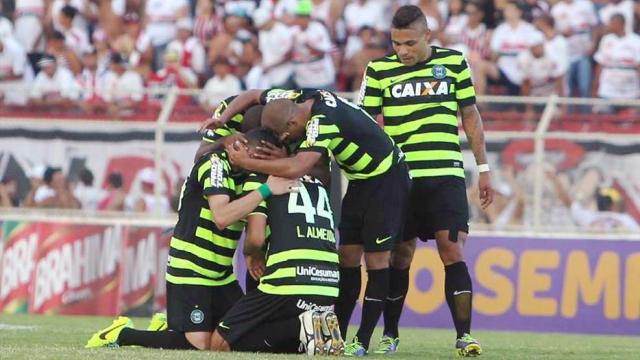 Jogadores do Coritiba comemoram a perman&ecirc;ncia na S&eacute;rie A (Foto: Divulga&ccedil;&atilde;o)