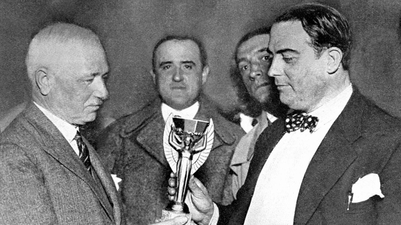 Rimet, a ta&ccedil;a e o presidente da federa&ccedil;&atilde;o uruguaia, em 1930