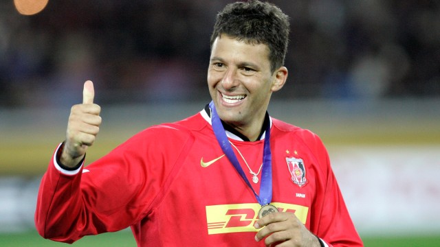 Urawa Reds' forward Washington of Brazil holds his bronze medal and gives the thumbs up after his team won, by penalty kicks, against Etoile Sportive du Sahel in the third place match of the FIFA Club World Cup soccer championship in Yokohama, Japan Sunday, Dec. 16, 2007. (AP Photo/Koji Sasahara)