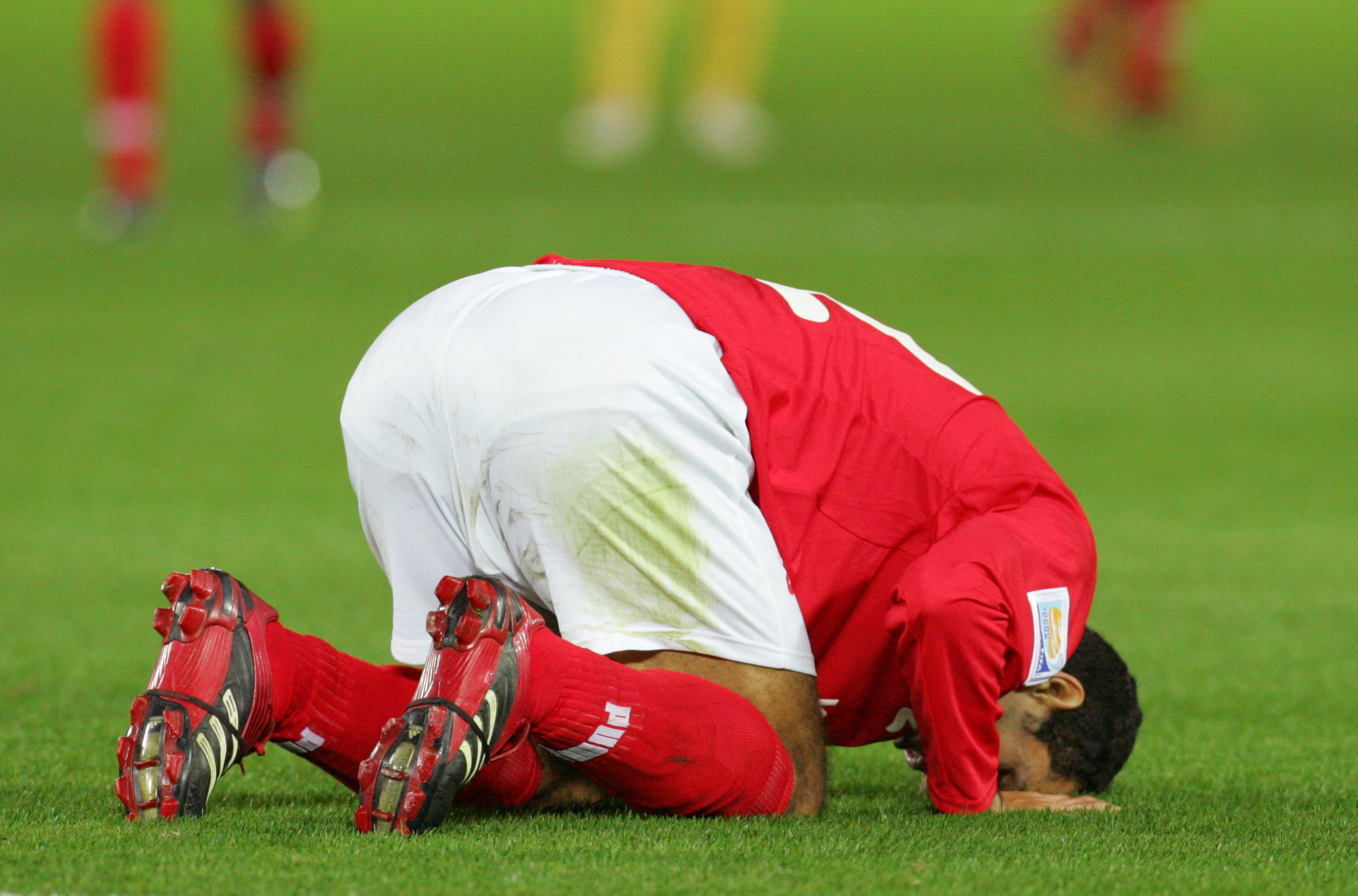 Aboutrika agradeceu aos c&eacute;us pelo terceiro lugar (Foto: AP)