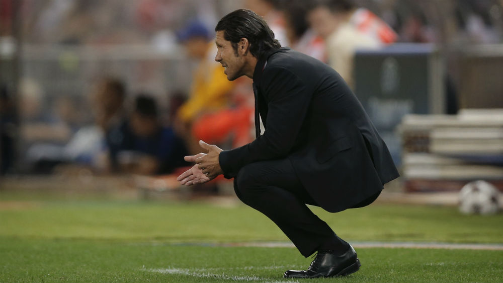 Diego Simeone observa o Atl&eacute;tico de Madrid durante partida da Liga dos Campe&otilde;es (AP Photo/Daniel Ochoa de Olza)