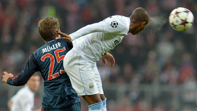 Fernandinho vence Thomas M&uuml;ller pelo alto (AP Photo/Kerstin Joensson)