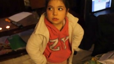 Essa garota foi submetida a uma brincadeira cruel de seus pais na noite de Natal