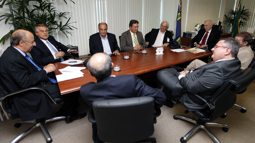 Torcedor, n&atilde;o alimente os animais