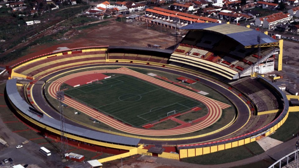 De pretensioso segundo maior estádio do mundo, o Pinheirão hoje não passa de ruínas