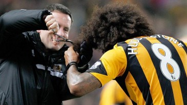 Promessa é dívida: Huddlestone corta o cabelo em campo