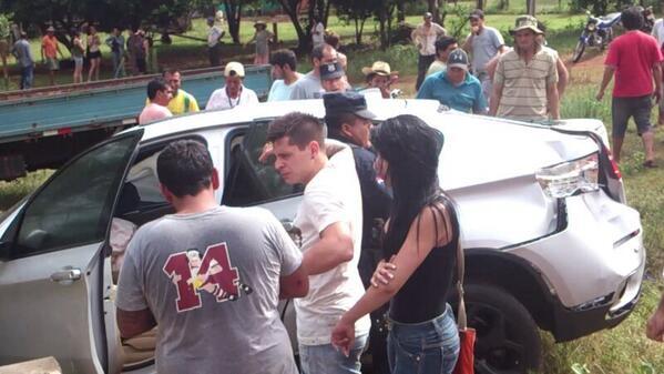 Iturbe ao lado do carro acidentado