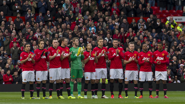 Todas as partidas da Premier League tiveram um minuto de aplausos para Mandela