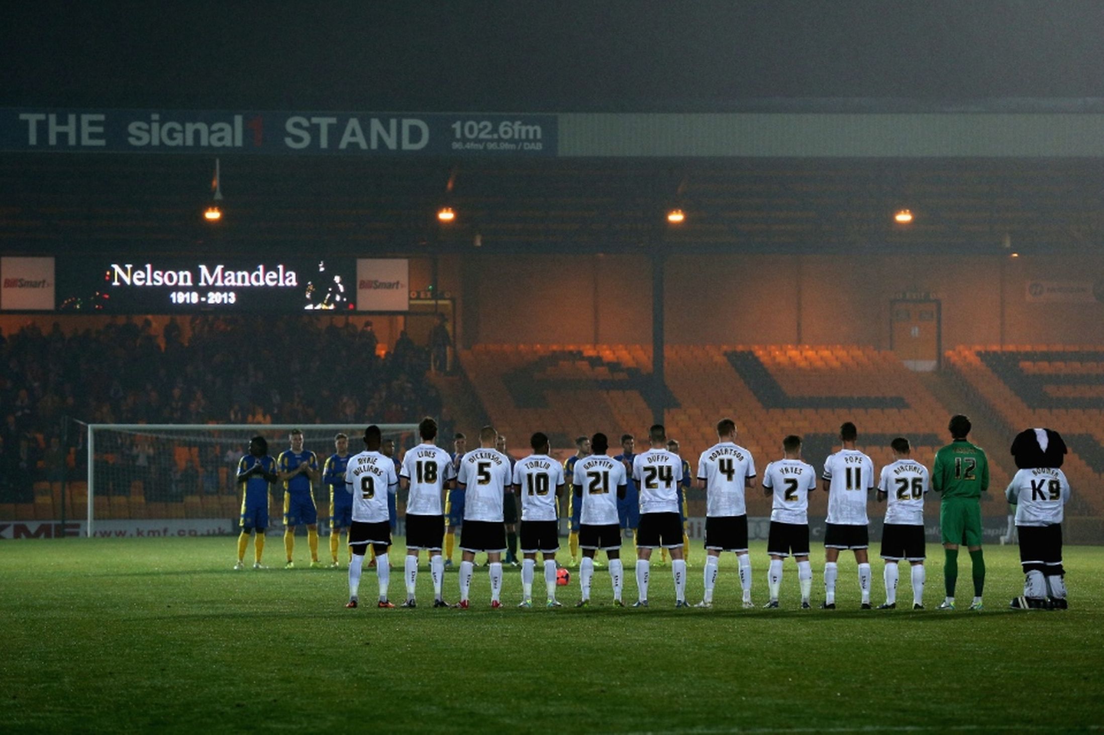 At&eacute; Port Vale, da terceira divis&atilde;o, e Salisbury, da sexta, homenagearam o sul-africano em jogo da Copa da Inglaterra