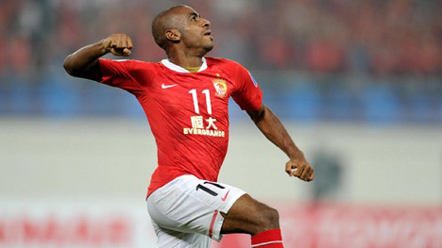 Muriqui comemora gol pelo Guangzhou Evergrande
