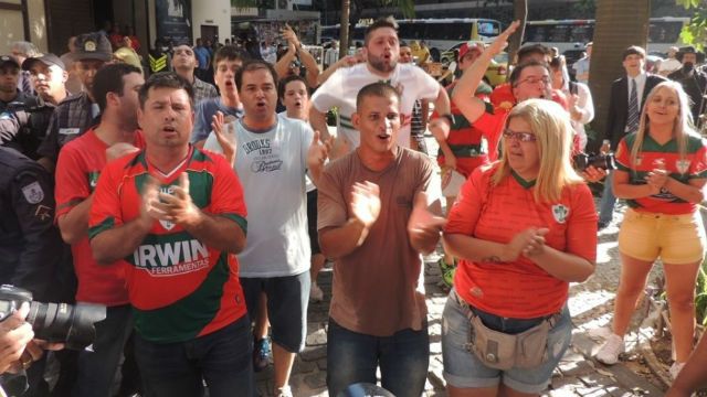 Torcida em julgamento, da Lusa e do Fluminense: outro sinal de que o Bom Senso foi passear em 2013 e ainda n&atilde;o voltou (Foto: UOL)