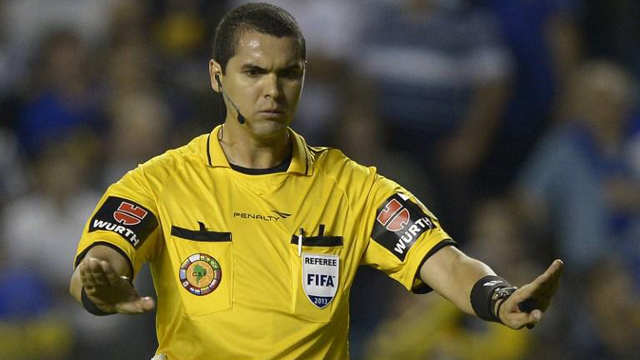 Ricardo Marques Ribeiro retomou a partida ap&oacute;s mais de 70 minutos de paralisa&ccedil;&atilde;o