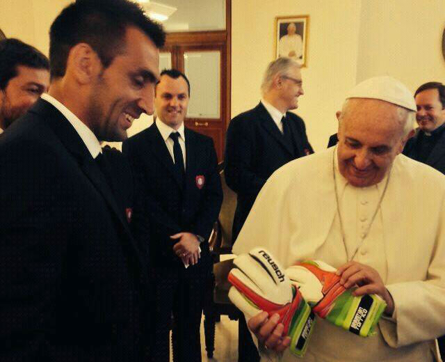 Her&oacute;i do t&iacute;tulo, Torrico entrega ao Papa as luvas que usou na &uacute;ltima rodada (Divulga&ccedil;&atilde;o)