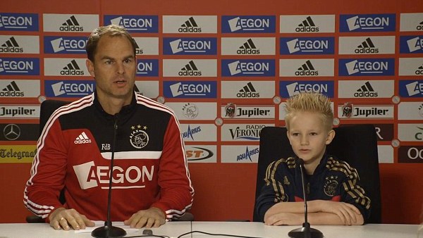 A contrata&ccedil;&atilde;o do ano foi esse garotinho do Ajax