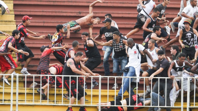 Torcedores do Atl&eacute;tico Paranaense e do Vasco brigaram nas arquibancadas da Arena Joinville