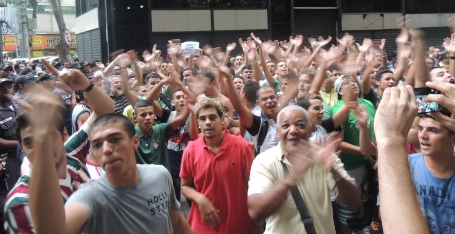 Torcedores do Flu comemoram o resultado do lado de fora do STJD (Foto: UOL)