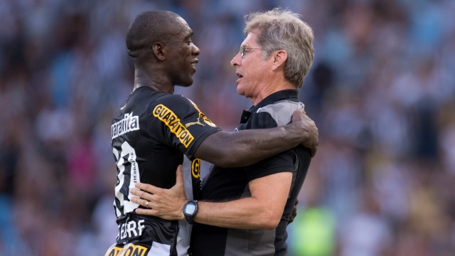 Seedorf e Oswaldo se abra&ccedil;am no Maracan&atilde; (Foto: Jorge Rodrigues)