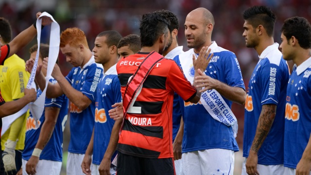 A troca de faixas entre Flamengo e Cruzeiro (Foto: Jorge Rodrigues)