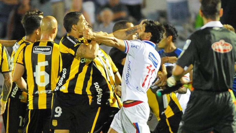 Briga generalizada no cl&aacute;ssico uruguaio acaba em viol&ecirc;ncia tamb&eacute;m fora do est&aacute;dio