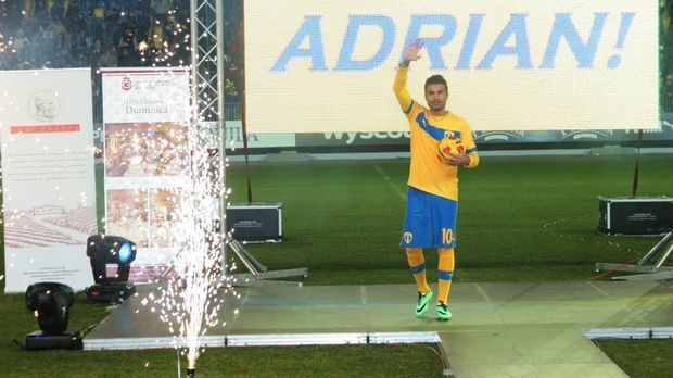 Mutu voltou &agrave; Rom&ecirc;nia e teve uma recep&ccedil;&atilde;o t&atilde;o espetacular quanto a de Ronaldo no Brasil