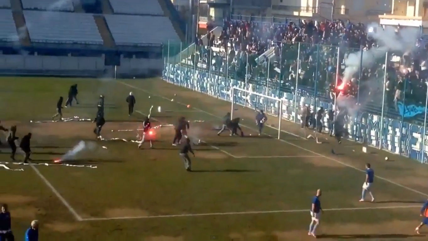 Nem mesmo guerra de sinalizadores impediu jogo do AEK Atenas