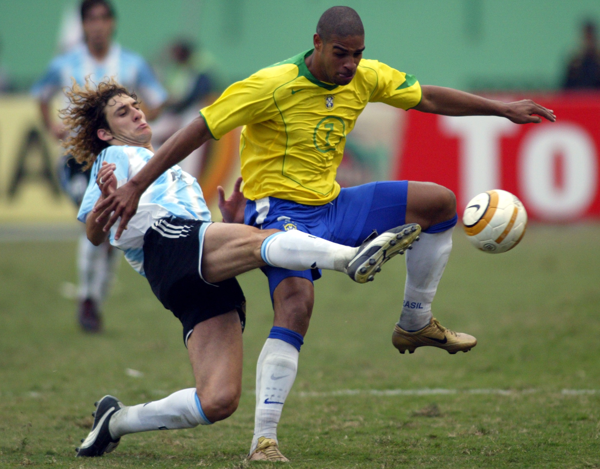 Magrinho, Adriano salvou a sele&ccedil;&atilde;o brasileira contra a Argentina (Foto: AP)