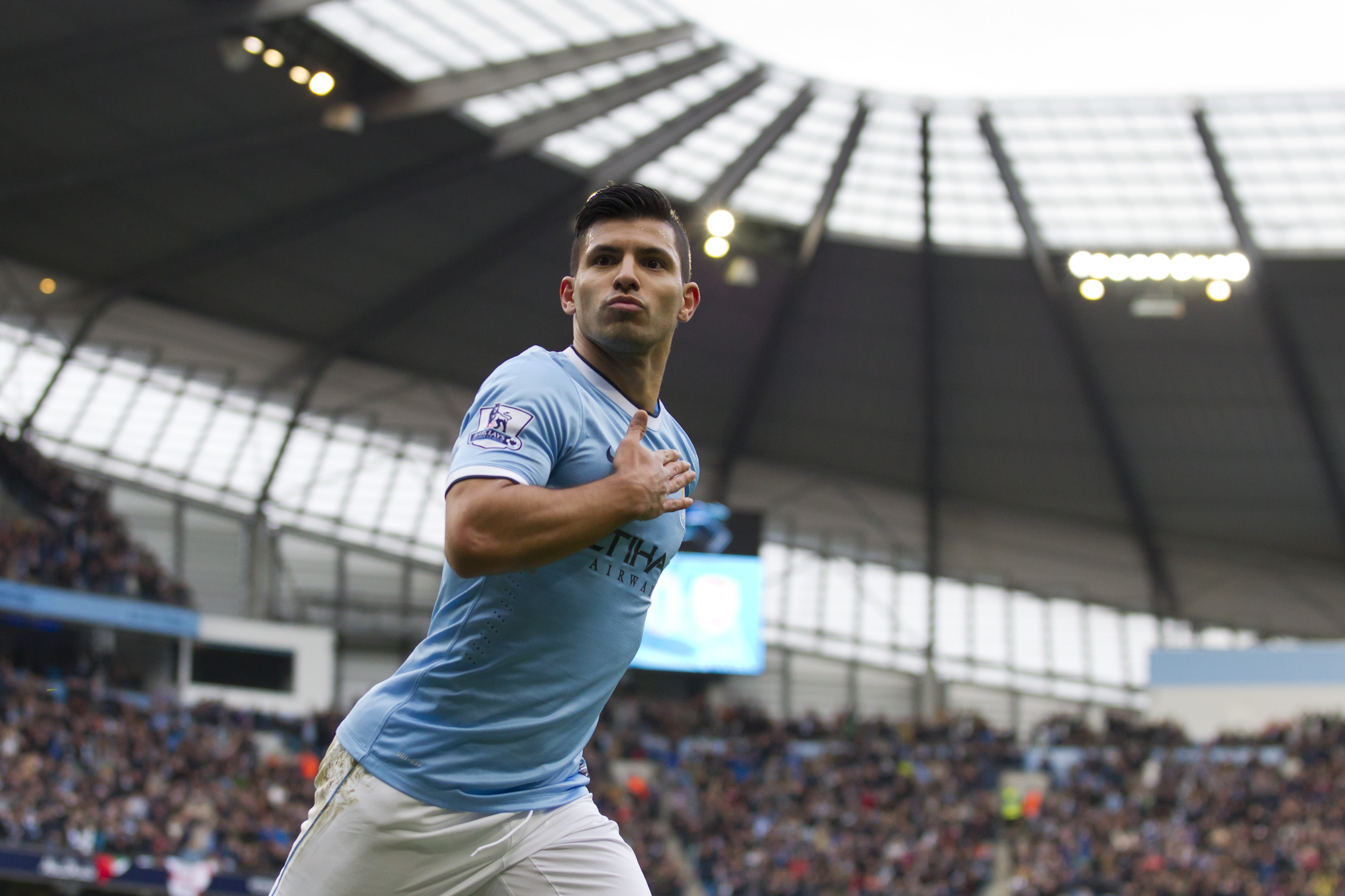Ag&uuml;ero lidera o Manchester City, candidato ao t&iacute;tulo ingl&ecirc;s (Foto: AP)