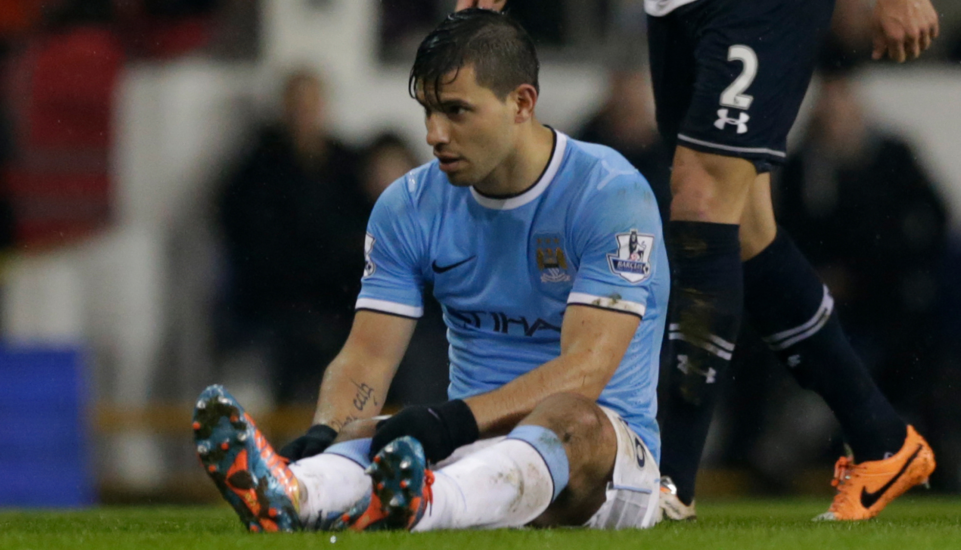Depois de cinco jogos, Ag&uuml;ero voltou a se machucar (Foto: AP)