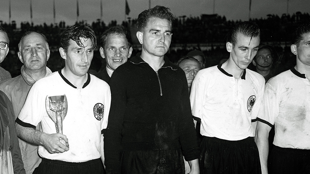 Fritz Walter segura a Jules Rimet ap&oacute;s a Alemanha Ocidental bater a Hungria na final da Copa de 54 (AP Photo)