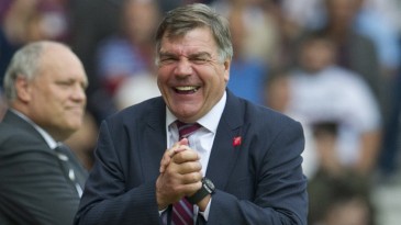 O técnico do West Ham respondeu à incoerência de Mourinho da melhor forma possível: rindo