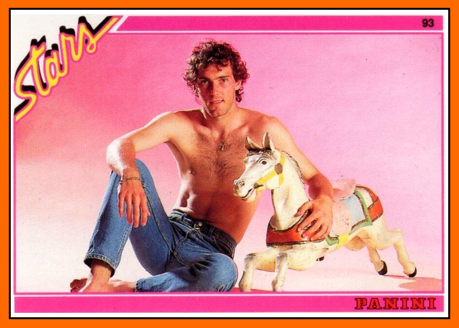O t&eacute;cnico do Paris Saint Germain, descal&ccedil;o, sem camisa, e abra&ccedil;ando um p&ocirc;nei de brinquedo