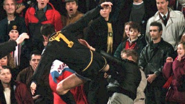 Vinte anos depois, será que Cantona se arrependeu daquela voadora?