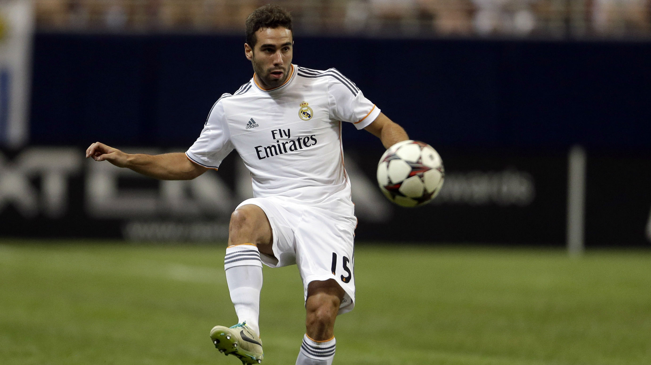 Algu&eacute;m precisa ensinar Carvajal a driblar a bandeirinha de escanteio