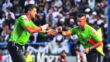 O clássico de La Plata estava tão pegado que o árbitro dispensou o cartão amarelo