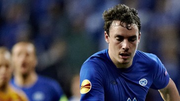 Esse zagueiro preferiu uma bela assistência a tentar um golaço