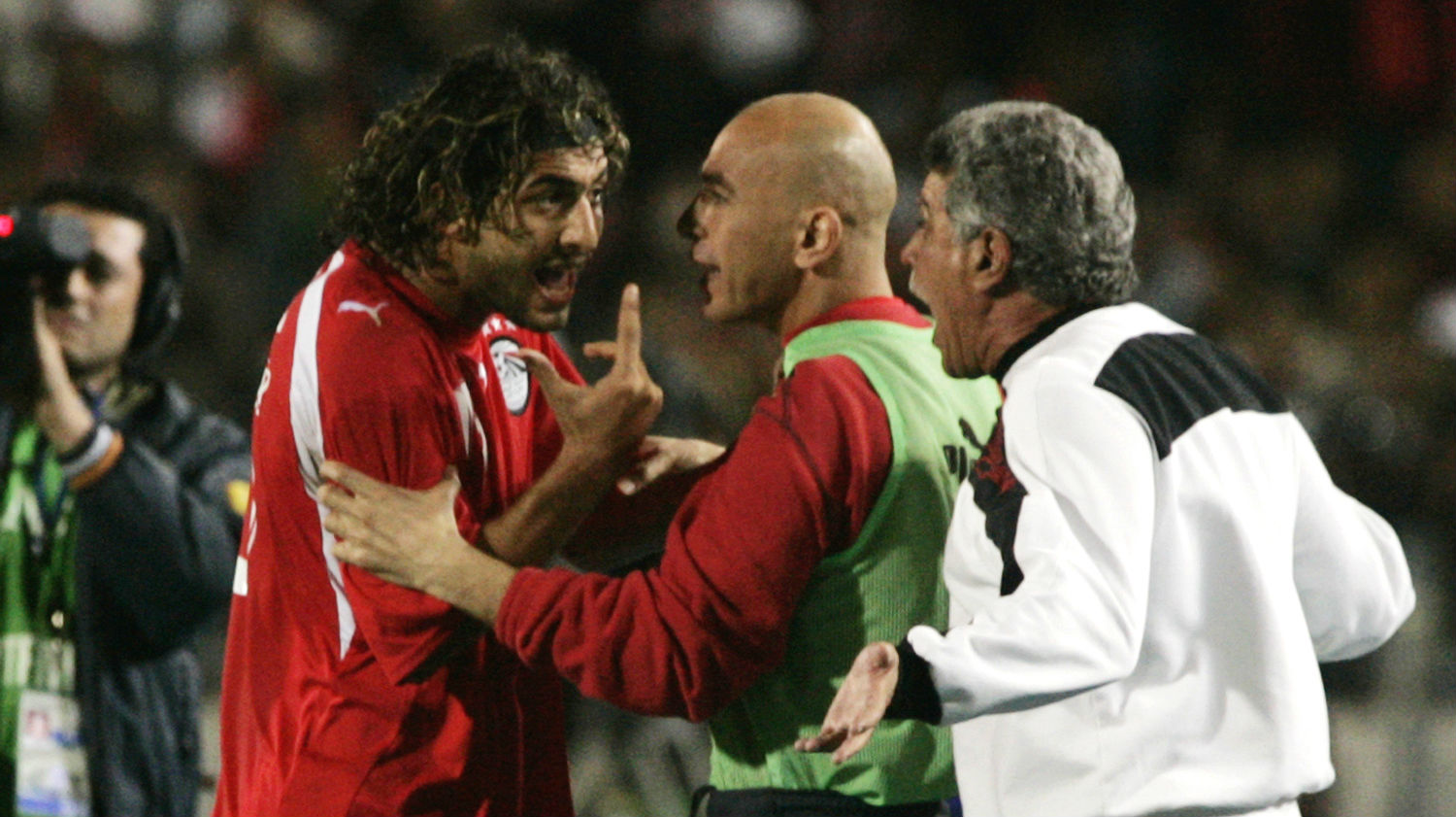 Hossam Mido (aquele), com apenas 30 anos, virou técnico. Pobres jogadores