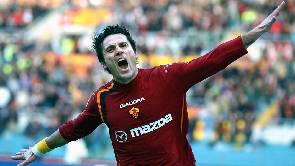 Montella comemora um gol pela Roma em 2005 com seu tradicional avi&atilde;ozinho (AP Photo/Gregorio Borgia)