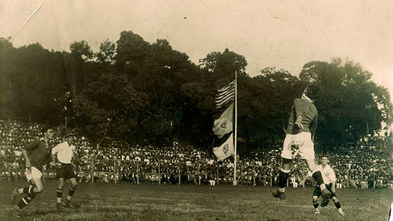 Foto de um Palmeiras x Corinthians no Parque Antarctica na d&eacute;cada de 1920