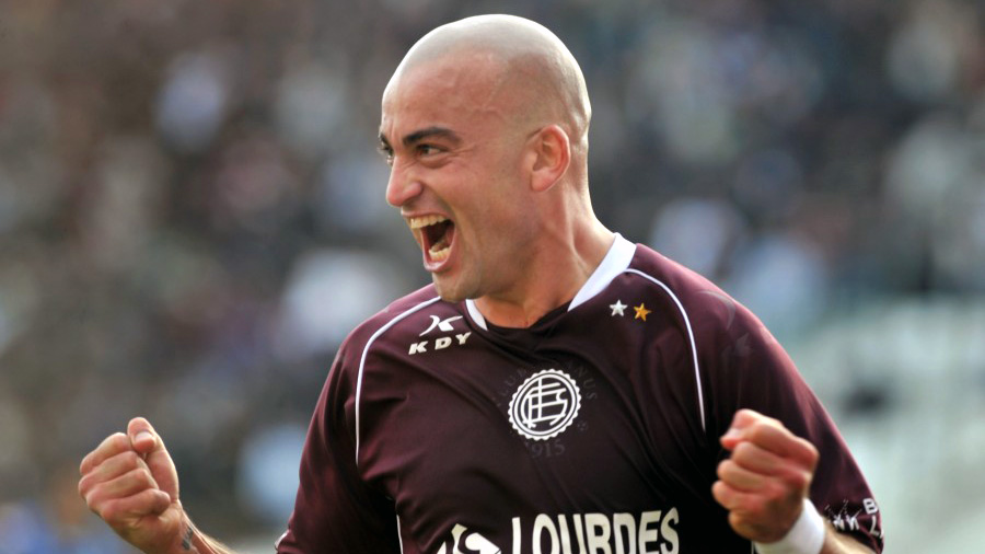 Santiago Silva, centroavante do Lan&uacute;s