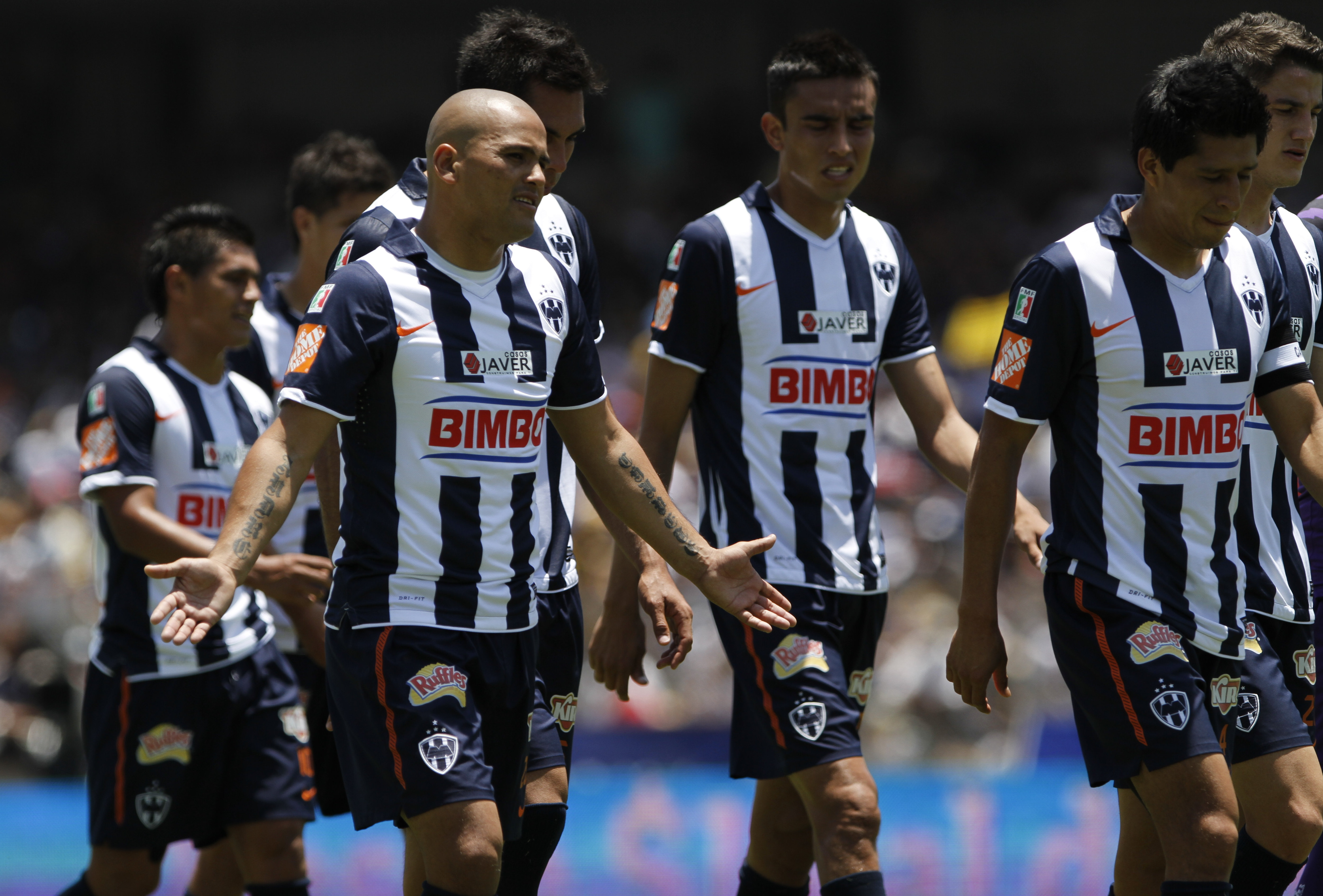 Os dez gols de Suazo n&atilde;o foram suficientes para o Monterrey brigar pelo Mexicano (Foto: AP)