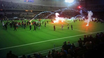 Provocação barata termina em guerra de sinalizadores em amistoso na Suécia