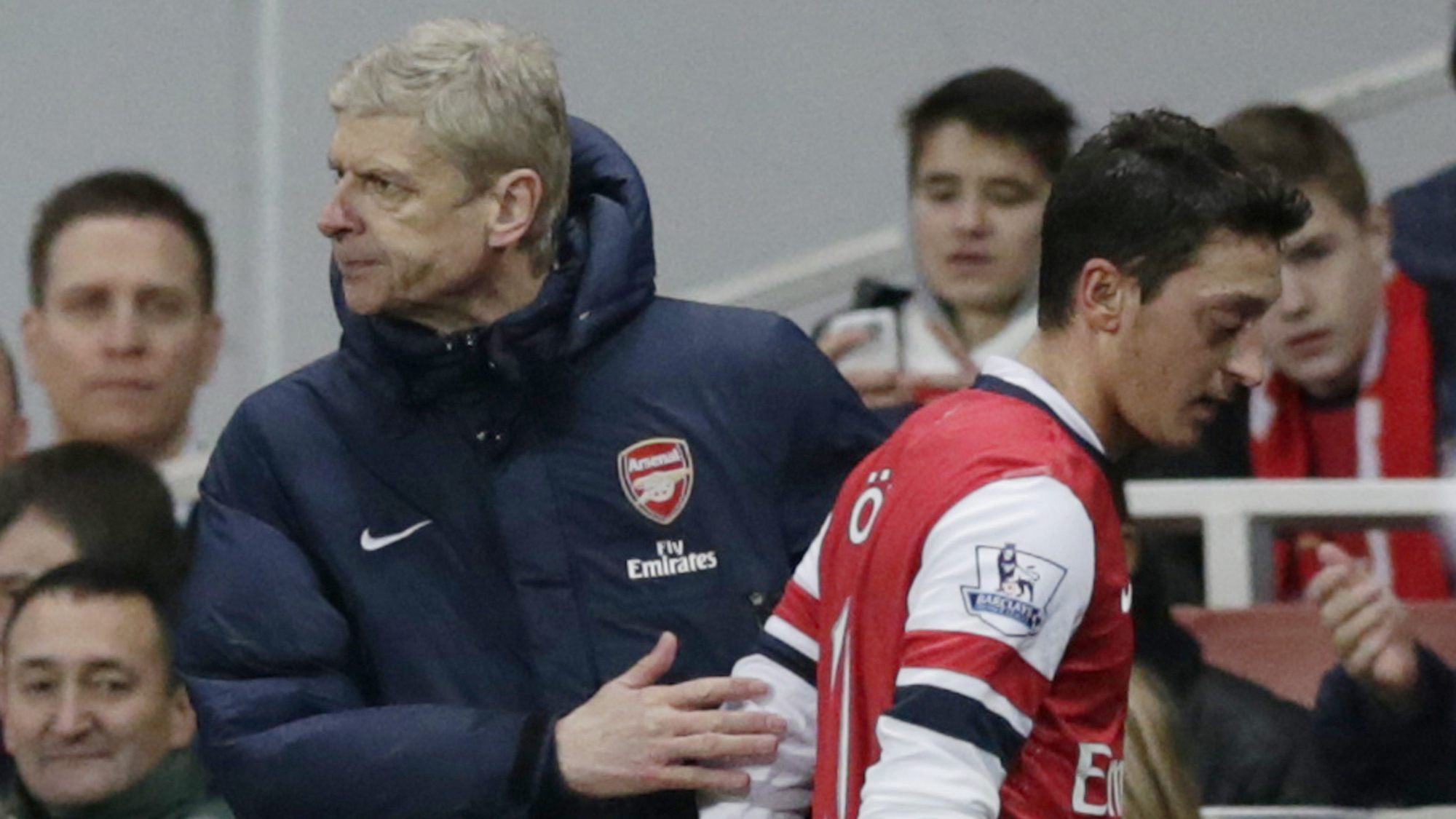 Wenger &eacute; o exemplo de Falc&atilde;o: vive jejum de t&iacute;tulos, mas gera receita ao clube (Foto: AP)