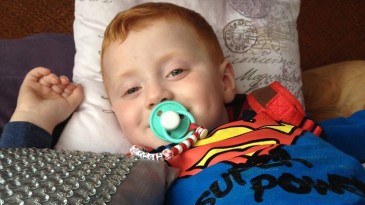 Para ajudar esse garotinho, um torcedor do Everton tatuou o lema do Liverpool