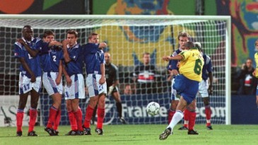 O eterno golaço de Roberto Carlos contra a França virou obra de arte