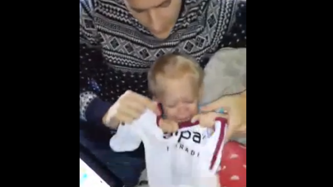 Parece que essa crian&ccedil;a n&atilde;o quer torcer para o West Ham