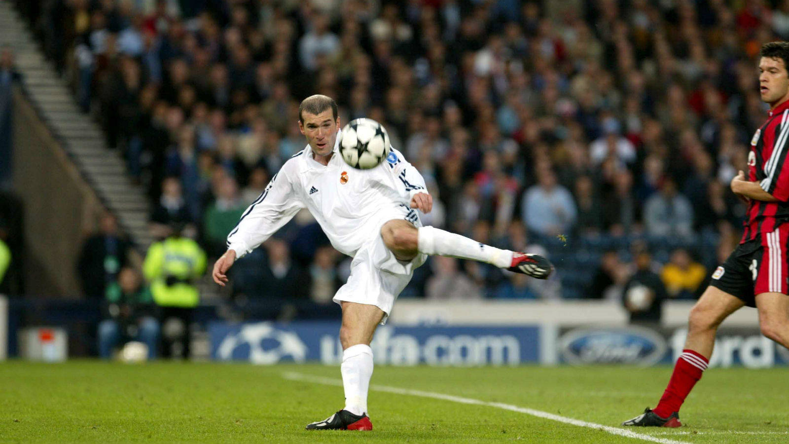 Antes da estreia, o Real evocou a maestria de Zidane com uma compila&ccedil;&atilde;o de seus grandes lances